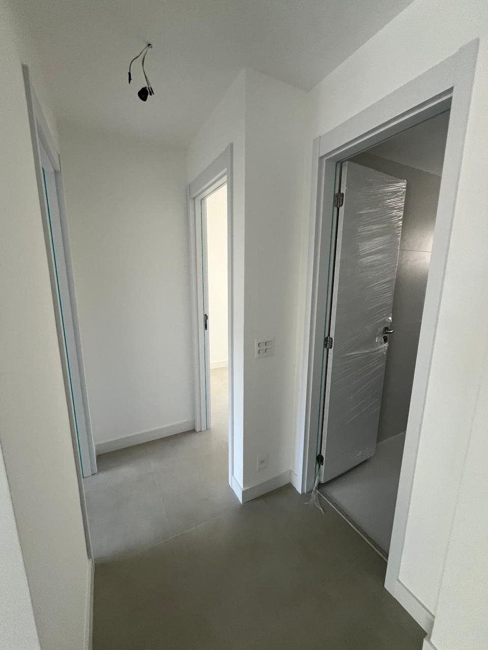01 (11) EXCELENTE APARTAMENTO DE FRENTE, LOCALIZADO EM PRÉDIO NOVO EM BOTAFOGO