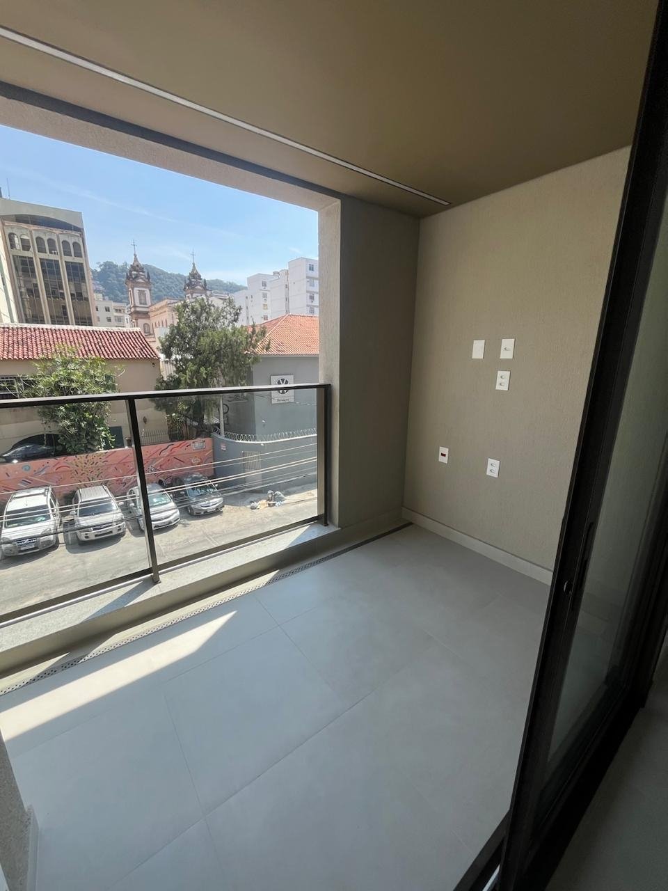 01 (3) EXCELENTE APARTAMENTO DE FRENTE, LOCALIZADO EM PRÉDIO NOVO EM BOTAFOGO