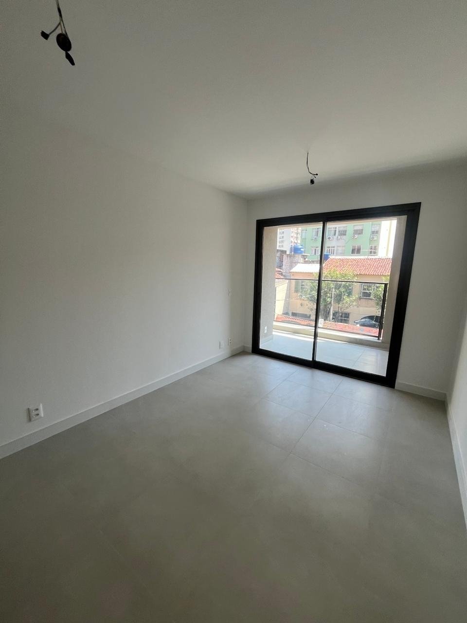 01 (4) EXCELENTE APARTAMENTO DE FRENTE, LOCALIZADO EM PRÉDIO NOVO EM BOTAFOGO