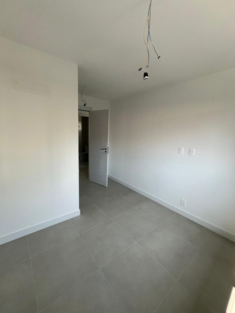 01 (5) EXCELENTE APARTAMENTO DE FRENTE, LOCALIZADO EM PRÉDIO NOVO EM BOTAFOGO
