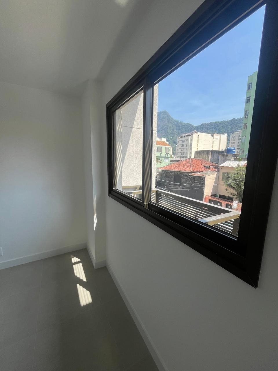 01 (6) EXCELENTE APARTAMENTO DE FRENTE, LOCALIZADO EM PRÉDIO NOVO EM BOTAFOGO