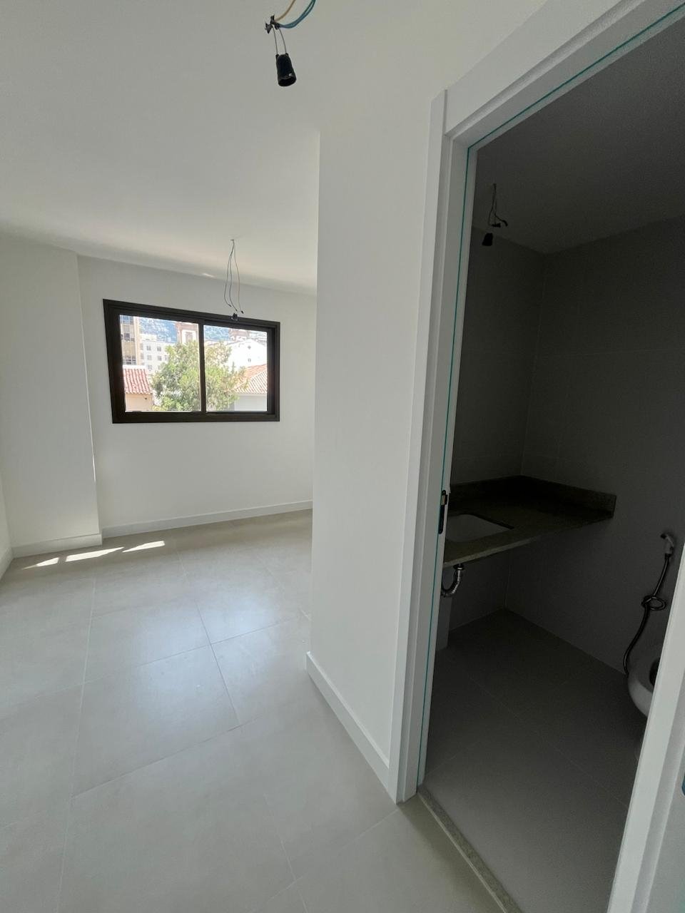 01 (8) EXCELENTE APARTAMENTO DE FRENTE, LOCALIZADO EM PRÉDIO NOVO EM BOTAFOGO