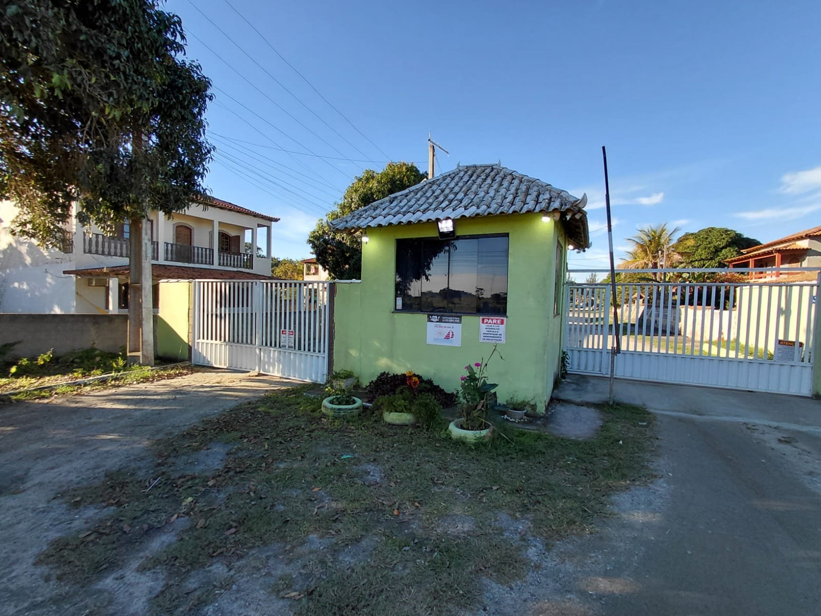 FOTO PORTARIA 02 MELHOR TERRENO NA BEIRA DA LAGOA NA PRAIA SECA EM ARARUAMA DE 450M² TOTALMENTE PLANO
