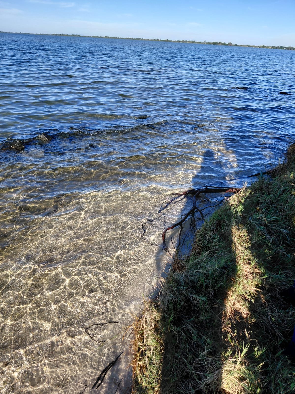 IMAGEM CRISTAL LAGOA TERRENO NA BEIRA DA LAGOA NA PRAIA SECA EM ARARUAMA DE 450M² TOTALMENTE PLANO