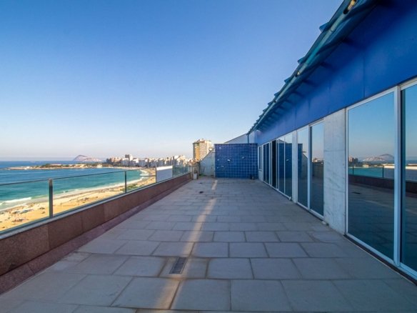 COBERTURA ESPETACULAR DE FRENTE PARA PRAIA COM VISTA PARONÂMICA