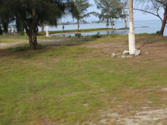 TERRENO NA BEIRA DA LAGOA NA PRAIA SECA EM ARARUAMA DE 450M² TOTALMENTE PLANO