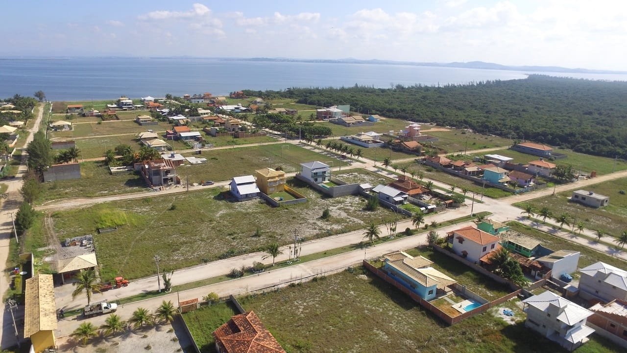 VISAO GERAL 01 TERRENO PERFEITO ARRAIAL DO CABO EM CONDOMÍNIO DE FRENTE PARA LAGOA